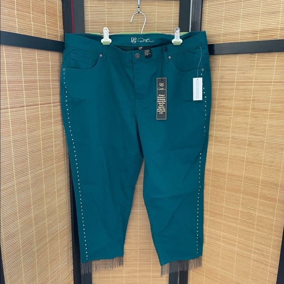 Teal Capri with Fun accents - Picture 5 of 5